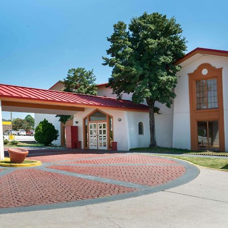 Howard Johnson By Wyndham Atlanta College Park Exterior photo