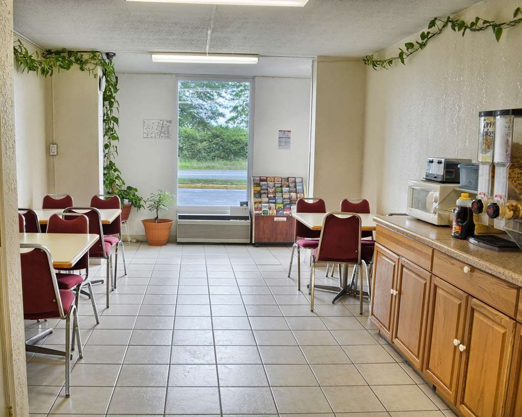 Howard Johnson By Wyndham Atlanta College Park Restaurant photo