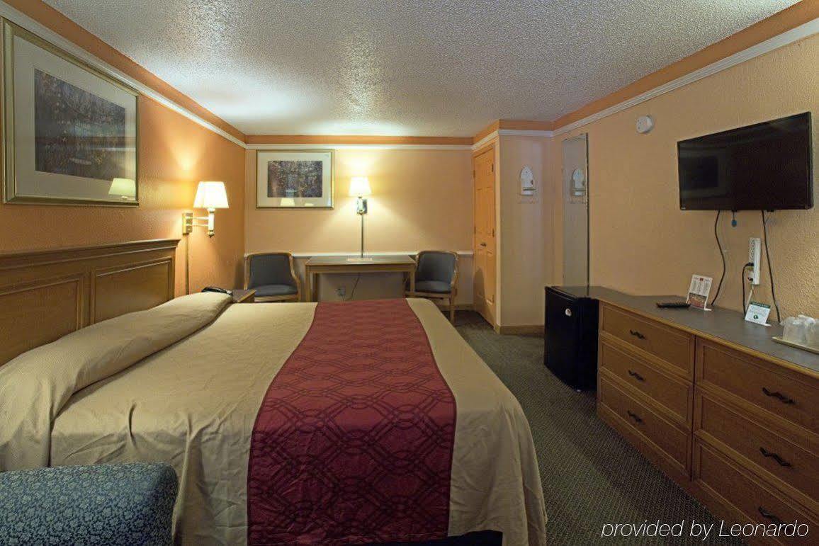 Howard Johnson By Wyndham Atlanta College Park Exterior photo
