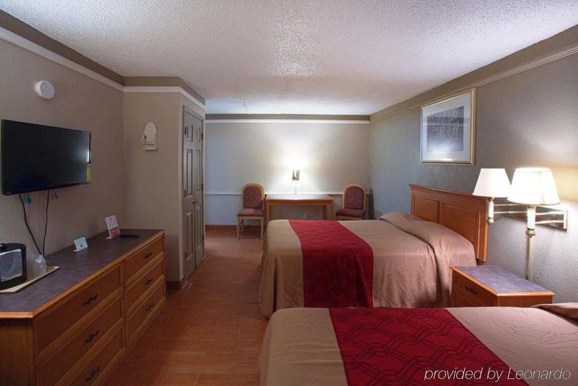 Howard Johnson By Wyndham Atlanta College Park Exterior photo
